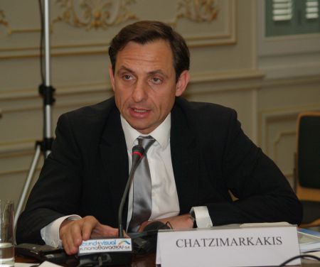 Δεμένος με αλυσίδες εμφανίστηκε στο ευρωκοινοβούλιο ο Γ.Χατζημαρκάκης