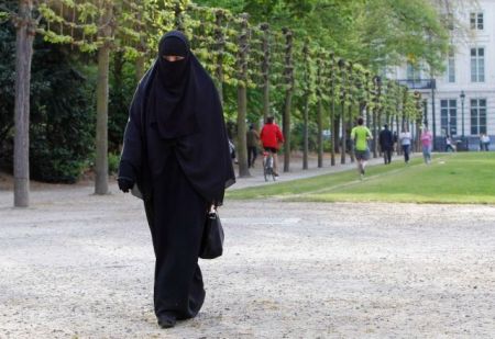 Διχάζει η χρήση της μπούρκας στη Γερμανία