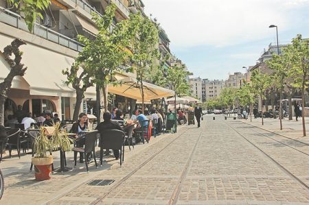 Τραπεζάκια έξω… παντού