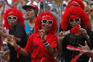 <b>Ταϊλάνδη</b> Οι κόκκινοι διαδηλωτές καλωσορίζουν το συμβιβασμό