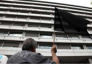 «Εισβολή» στα γραφεία της ΑΣΠΙΣ από ζημιωθέντες ασφαλισμένους και επενδυτές | tovima.gr
