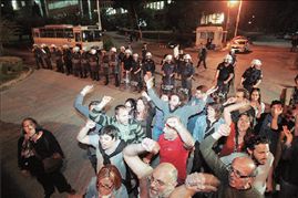 «Διακοπή» στην ΕΡΤ λόγω… εισβολής εκπαιδευτικών | tovima.gr