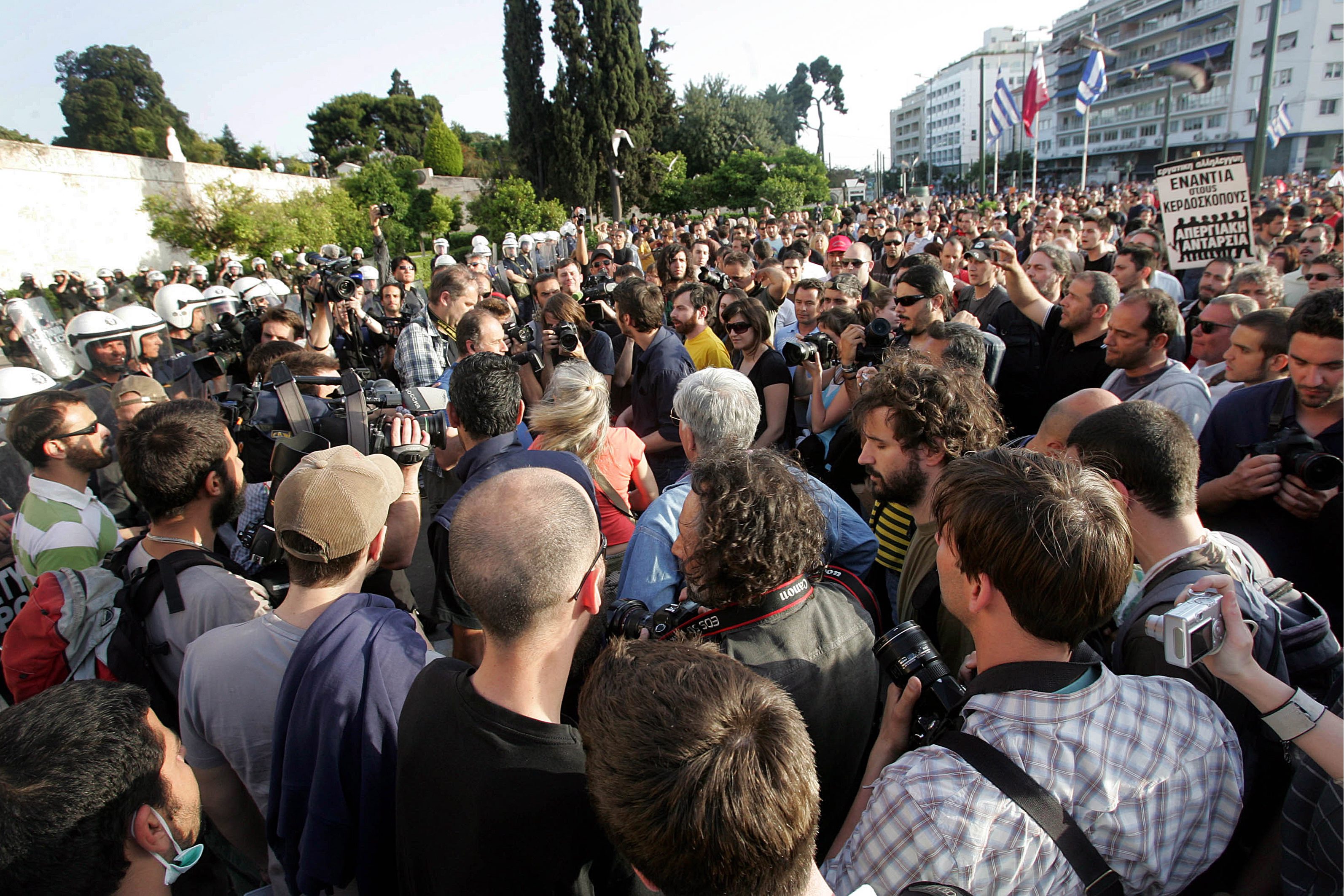 Μικροεντάσεις αστυνομίας-διαδηλωτών στο κέντρο της Αθήνας