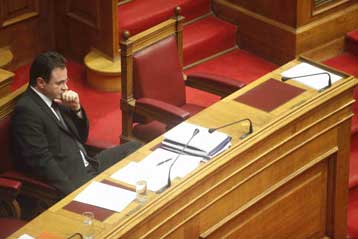 Ένταση στη Βουλή από κατάθεση τροπολογίας στο μνημόνιο | tovima.gr