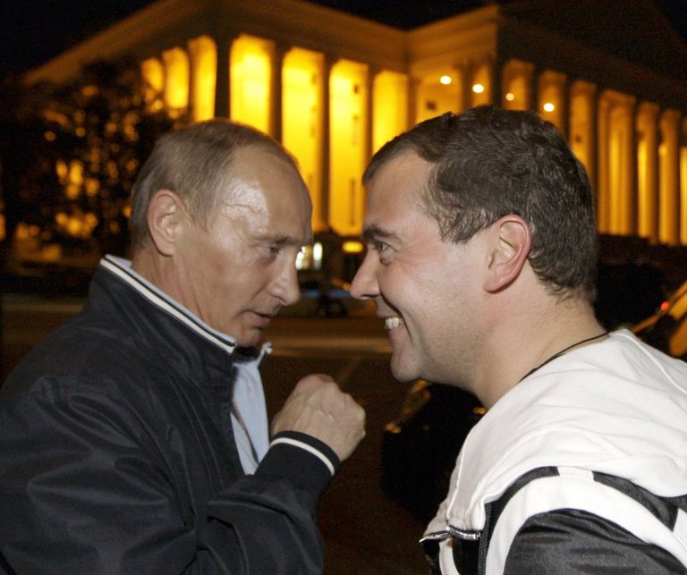 <b>Ρωσία</b>Δημοφιλέστερος, σταθερά, ο Πούτιν του Μεντβέντεφ | tovima.gr