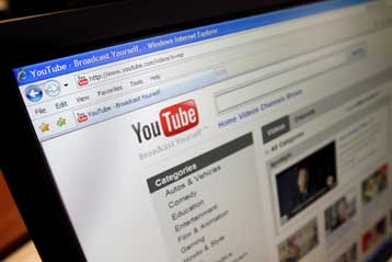 <b>YouTube</b> Δύο δισ. βίντεο την ημέρα βλέπουν οι χρήστες