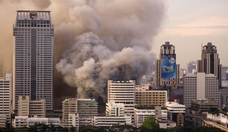 <b>Ταϊλάνδη</b> H Μπανγκόγκ φλέγεται. Χάος, οδομαχίες και απαγόρευση κυκλοφορίας | tovima.gr