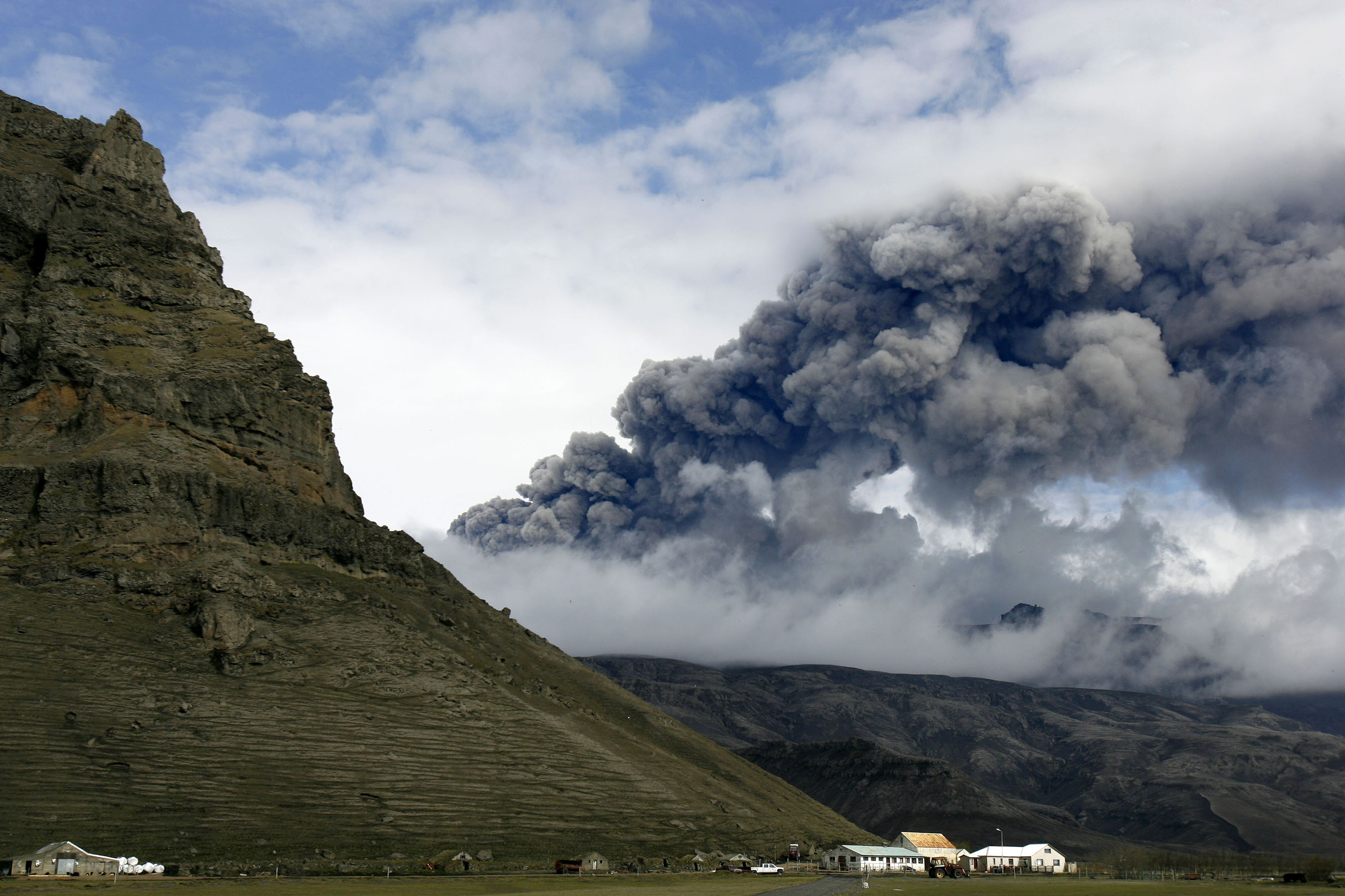 Εξακολουθεί να «βρυχάται» το ηφαίστειο της Ισλανδίας