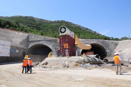 Πιστώνονται με κονδύλια τα μεγάλα οδικά έργα