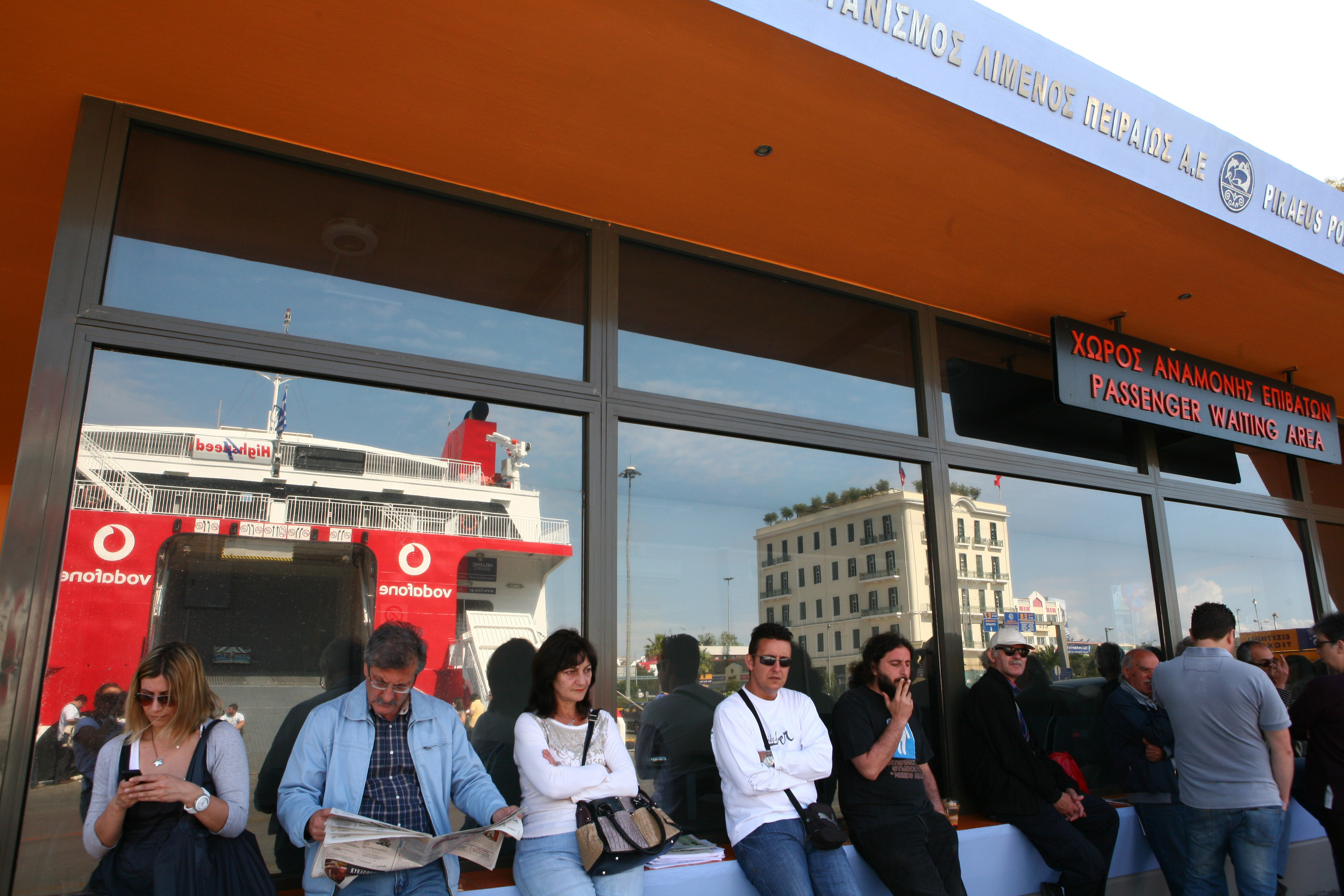 <b>Ένταση στο λιμάνι του Πειραιά</b>Σε 24ωρη απεργία η ΠΝΟ