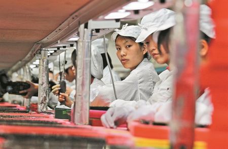 Πλήγμα από τον κορωνοϊό στις γραμμές παραγωγής και τις οικονομίες