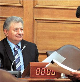 Ο πρόεδρος της Εξεταστικής Επιτροπής για τη Ζίμενς κ. Σ. Βαλυράκης (αριστερά) και ο προϊστάμενος του ΣΔΟΕ κ. Ι. Καπελέρης