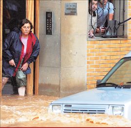 Θεομηνία επάνω από την Κυανή Ακτή