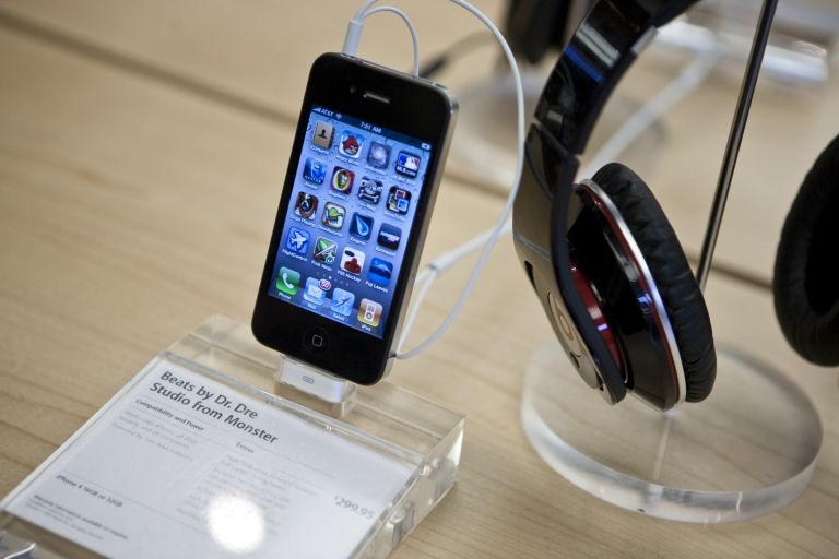 Οδηγίες της Apple για την «προβληματική» κεραία του iPhone 4 | tovima.gr