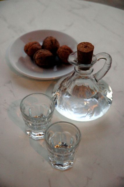 Ολο και λιγότερο πίνουν οι Ελληνες, λόγω κρίσης