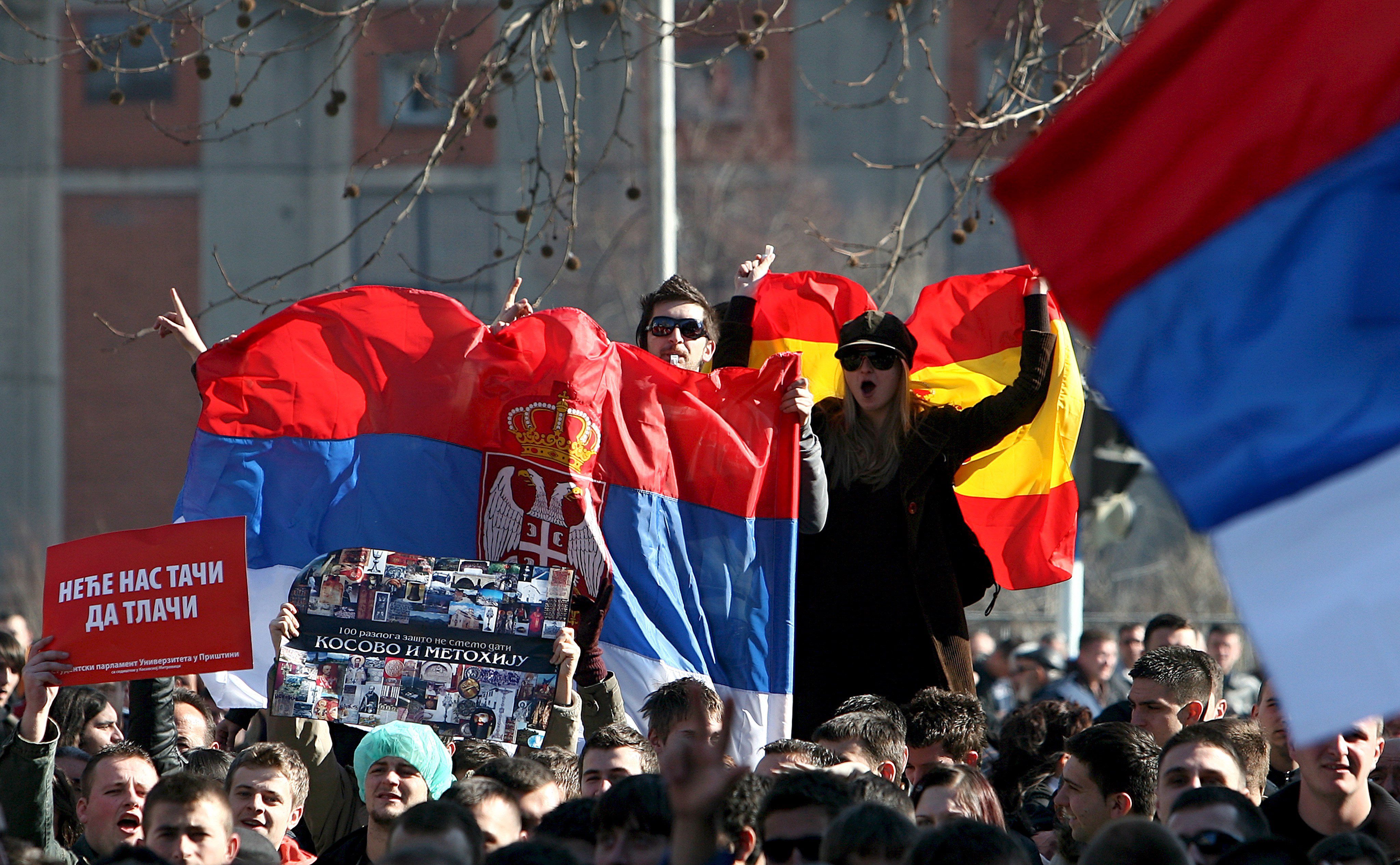 Митинги косовских сербов. Манжелич сербы. Сербские люди. Сербы под. Косово сербия.