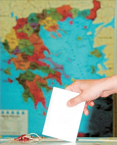 <b>Ο «Καλλικράτης» αλλάζει το εκλογικό σύστημα </b>Οι 120 βουλευτές θα εκλέγονται με λίστα στις 13 περιφέρειες και οι 180 σε μονοεδρικές που θα αντιστοιχούν σε δήμους | tovima.gr