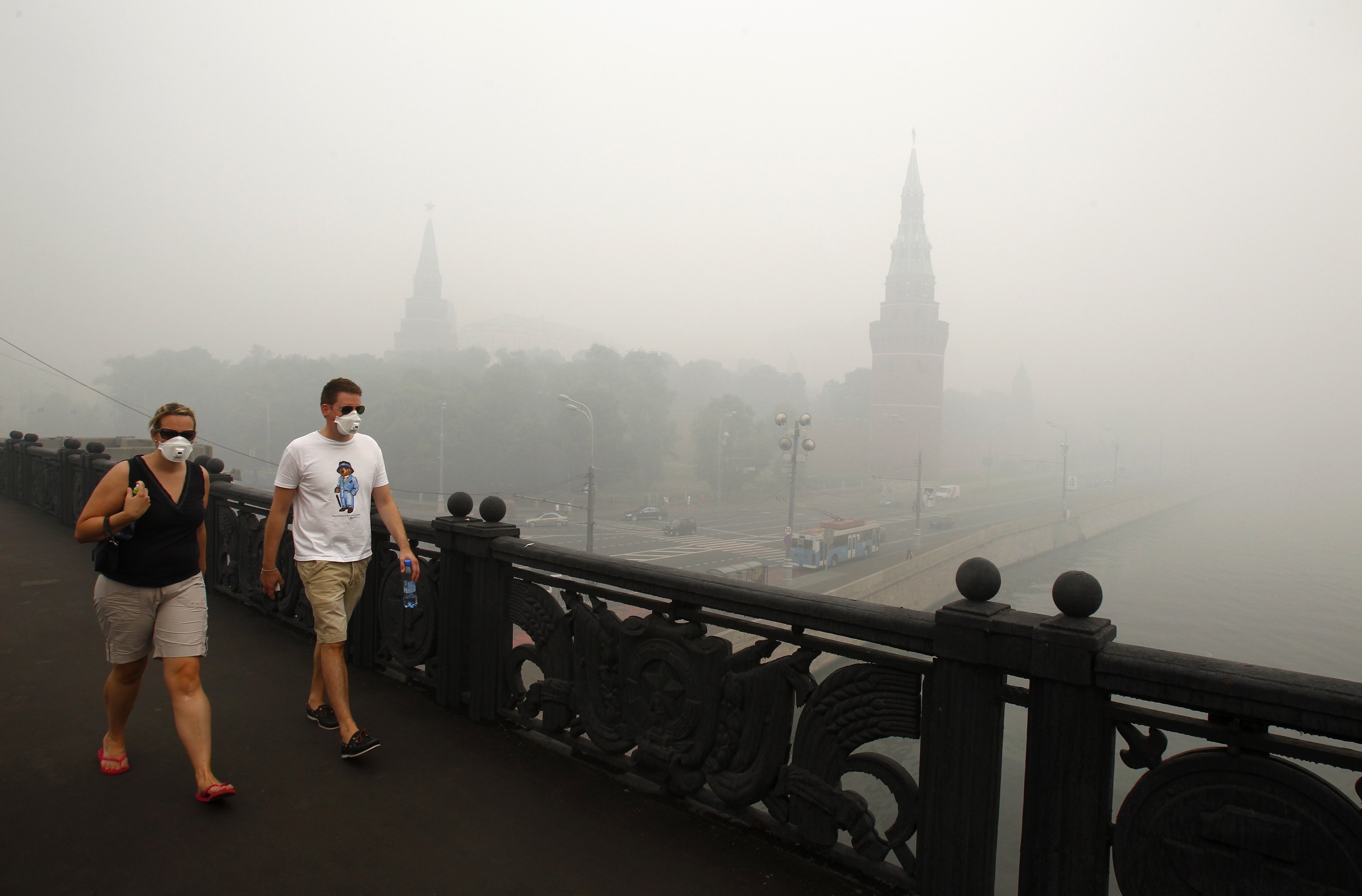 Смог в москве в каком году. Смог в Москве 2010. Дым в Москве 2010. Смок в Москве в 2010. Смог в 2010 году в Москве.