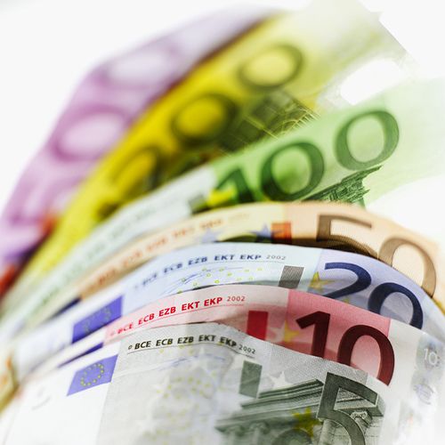 Ραγδαία πτώση για το ευρώ κάτω από τα 1,29 δολάρια