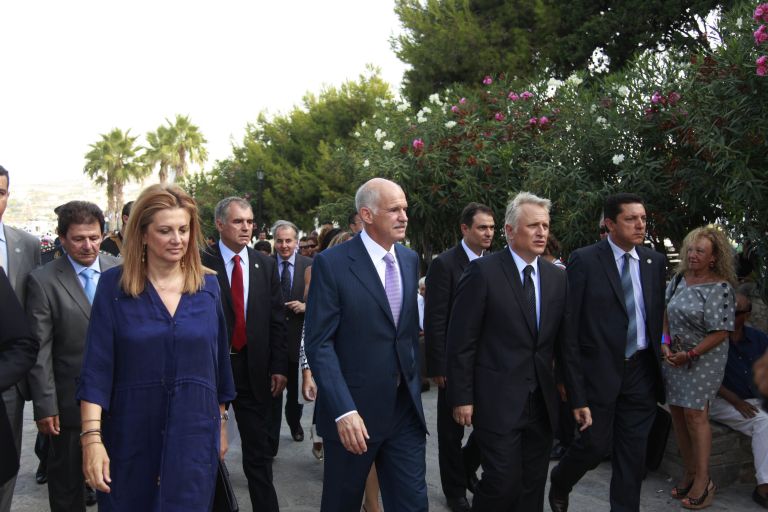<b>Ο 15αύγουστος των πολιτικών </b>Κάναμε τα πρώτα βήματα κατά της κρίσης, δήλωσε από την Πάρο ο πρωθυπουργός | tovima.gr