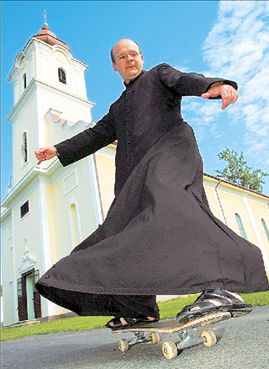 <b>Ούγγρος ιερέας</b> Βγήκε για κήρυγμα με σκέιτμπορντ