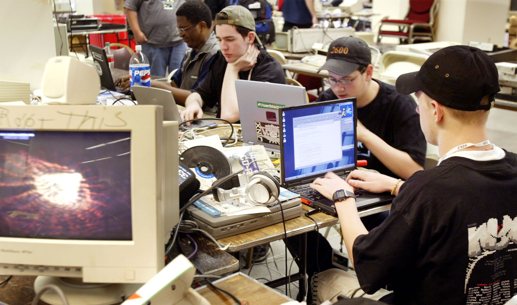 It компания. Человек в офисе за компьютером. Group компьютеры. Group компьютеры. Офис с сотрудниками.