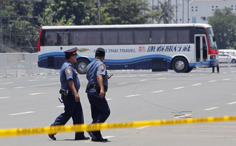 <b>Φιλιππίνες</b>Πρώην αστυνομικός κρατά ομήρους τους επιβάτες ενός λεωφορείου | tovima.gr