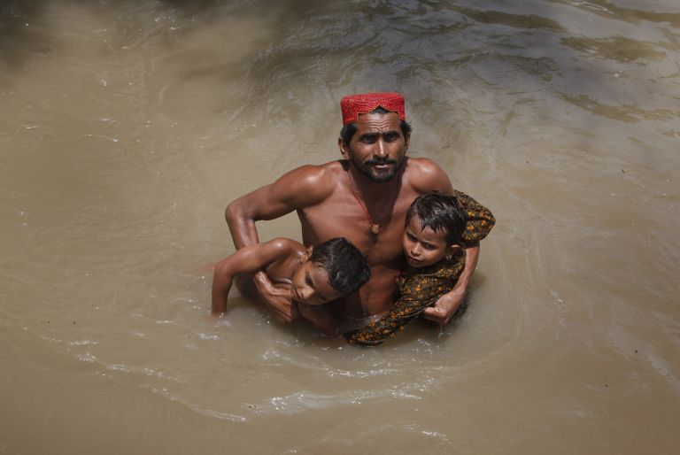 <b>Πακιστάν-πλημμύρες</b>Λεωφορείο παρασύρθηκε από τα νερά, είκοσι οι νεκροί | tovima.gr