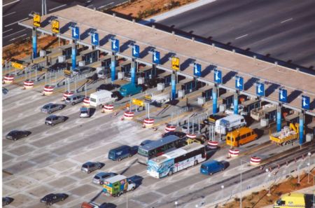 Ανοίγουν πλευρικά διόδια σε Μώλο και Μπράλο