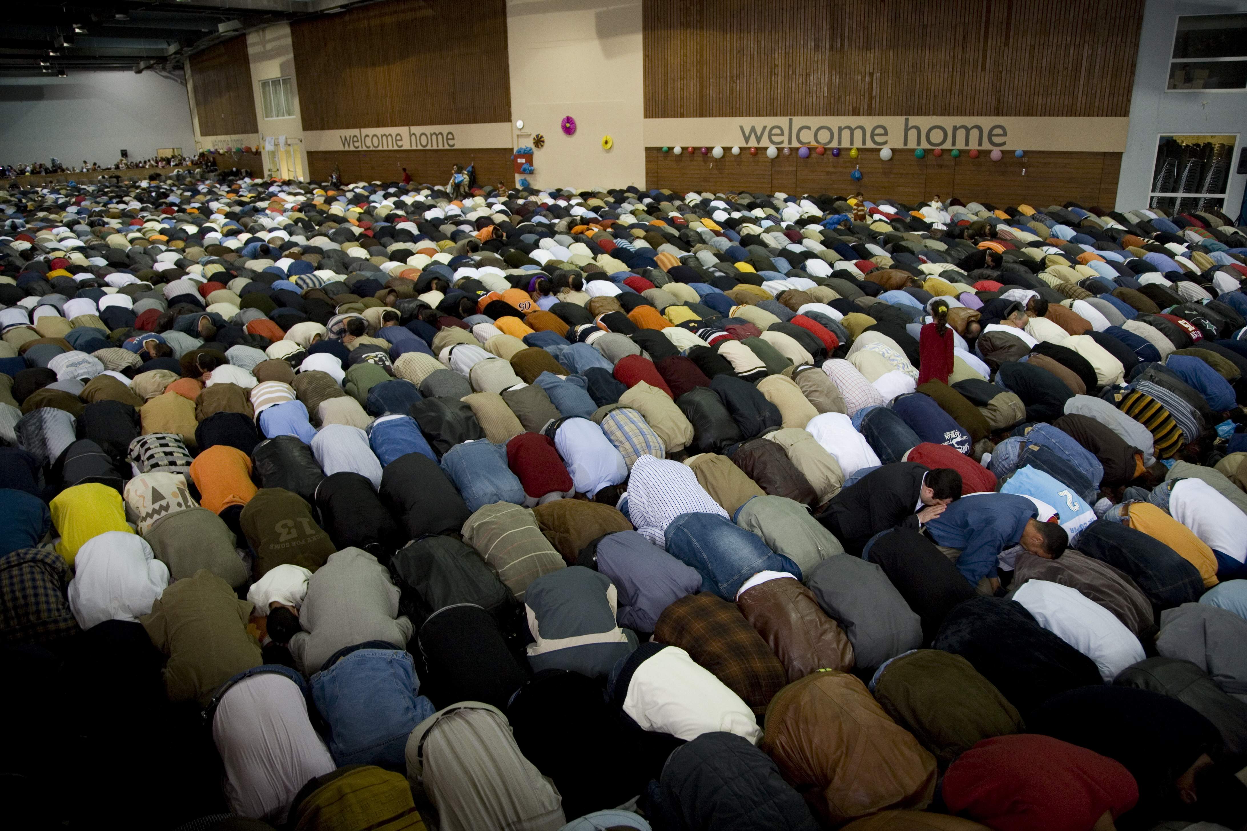 <b>Πλατεία Κοτζιά</b>Προσευχή μουσουλμάνων για την τελευταία ημέρα του Ραμαζανίου