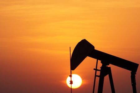 Bloomberg: Βοηθά την ελληνική οικονομία η πτώση της τιμής του πετρελαίου