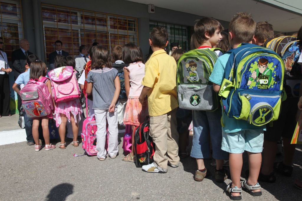 Ενημέρωση με διαμαρτυρίες για τις συγχωνεύσεις σχολείων