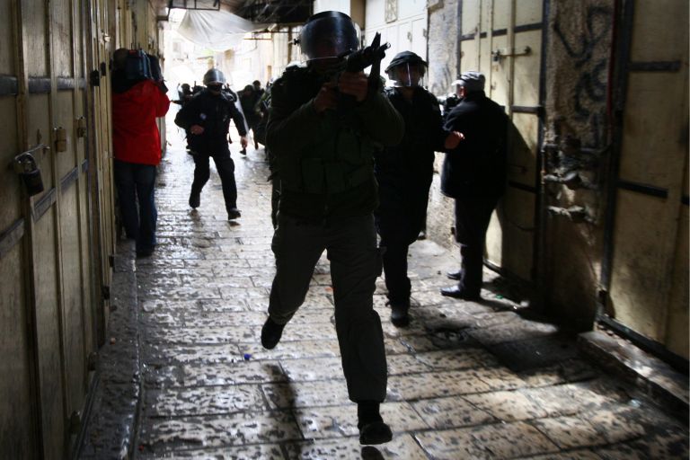 <b>Ισραήλ</b> Επιδρομή της αστυνομίας εναντίον παλαιστινίων στην πλατεία που βρίσκεται το τέμενος Αλ Ακσα | tovima.gr