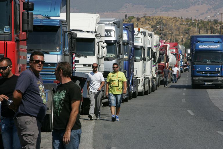 Μπλόκα από τους  ιδιοκτήτες φορτηγών μετά την ψήφιση του νομοσχεδίου για τις μεταφορές | tovima.gr