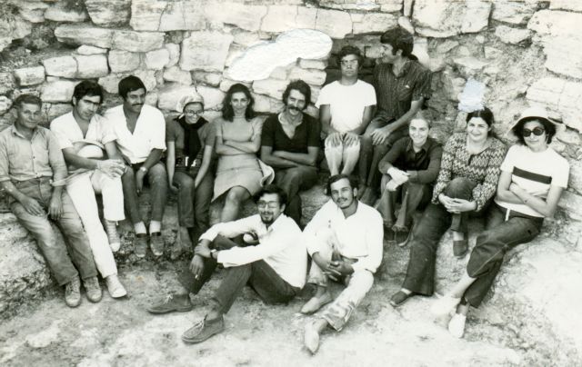 Μαλλιά λευκά, λεπτό πρόσωπο, παχύ μουστάκι