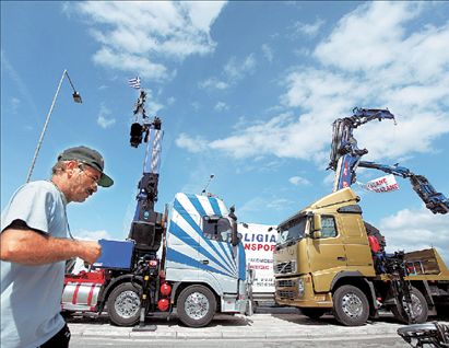 <b>Συνεδριάζουν για απεργία οι ιδιοκτήτες φορτηγών</b>Διασπάται το μέτωπο, προβλήματα το πρωί στα λιμάνια | tovima.gr