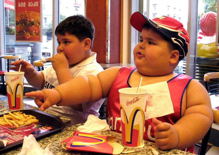 Διακρίσεις στους υπέρβαρους και από τους γονείς τους | tovima.gr