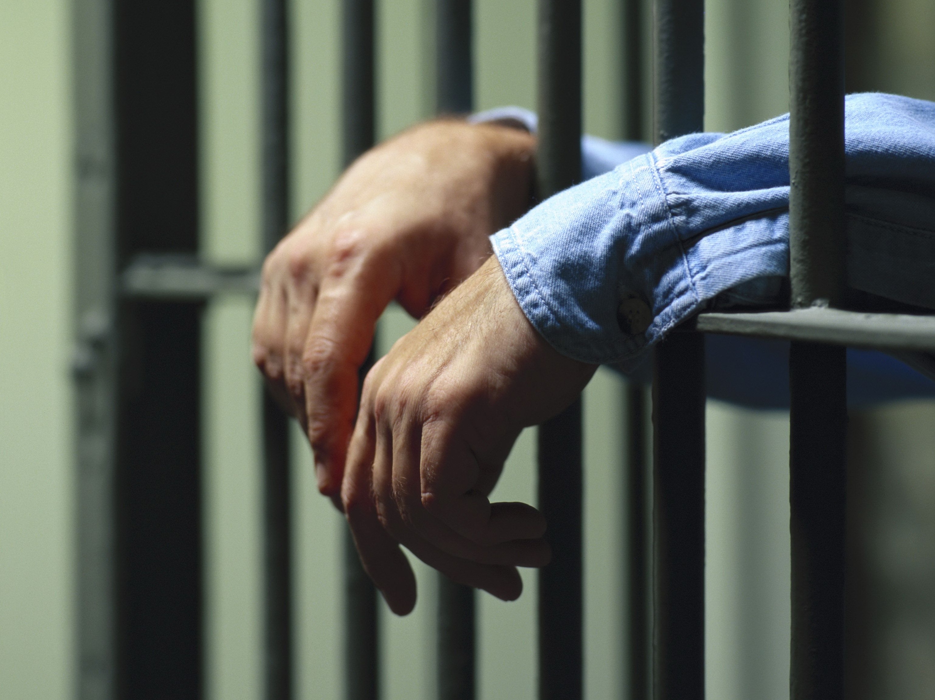 Arrested businessman. Обвиняется в шаблон. Обвиняемый картинки. Контроль преступности. Руки за решеткой.