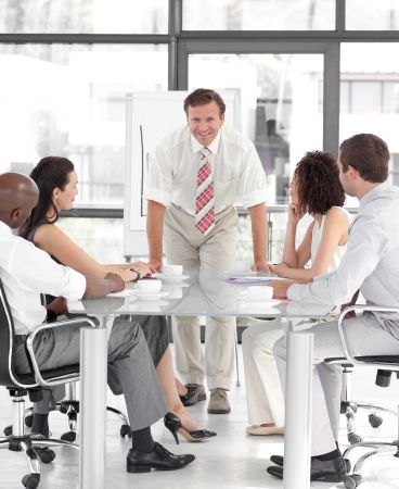 Ερευνα: Οι Ελληνες αποδίδουν καλύτερα όταν εργάζονται ομαδικά