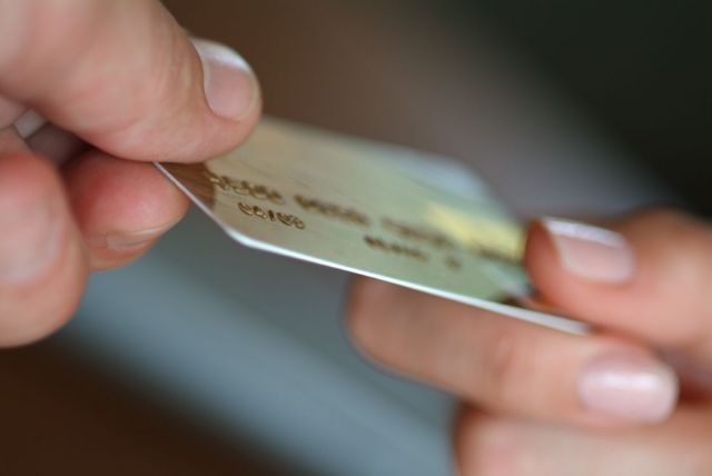 Visa: Αύξηση συναλλαγών με χρεωστική κάρτα κατά 19% | tovima.gr
