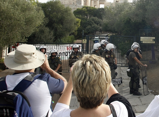 <b>Διεθνής Τύπος</b> Τα επεισόδια στην Ακρόπολη κάνουν «τον γύρο του κόσμου» | tovima.gr