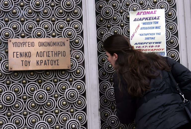 <b>Υπουργείο Οικονομικών</b>Το απέκλεισαν οι συμβασιούχοι – ένταση με τα ΜΑΤ | tovima.gr