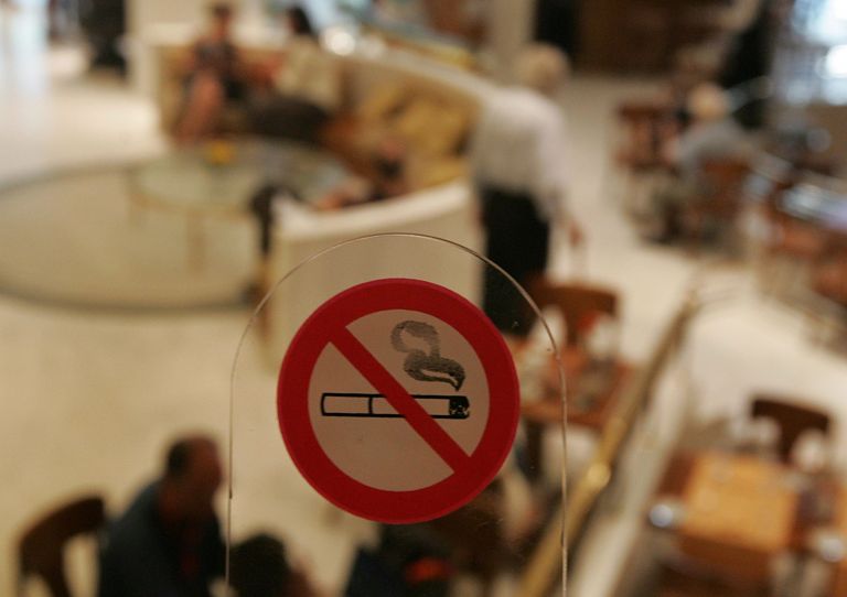 <b>Απαγόρευση Καπνίσματος</b>«Επιλεκτικούς» ελέγχους καταγγέλλoυν οι εστιάτορες | tovima.gr