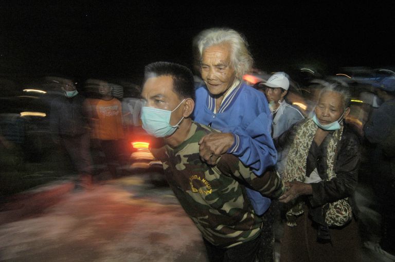 <b>Ινδονησία</b> Δεκάδες νεκροί και αγνοούμενοι μετά από σεισμό και τσουνάμι | tovima.gr