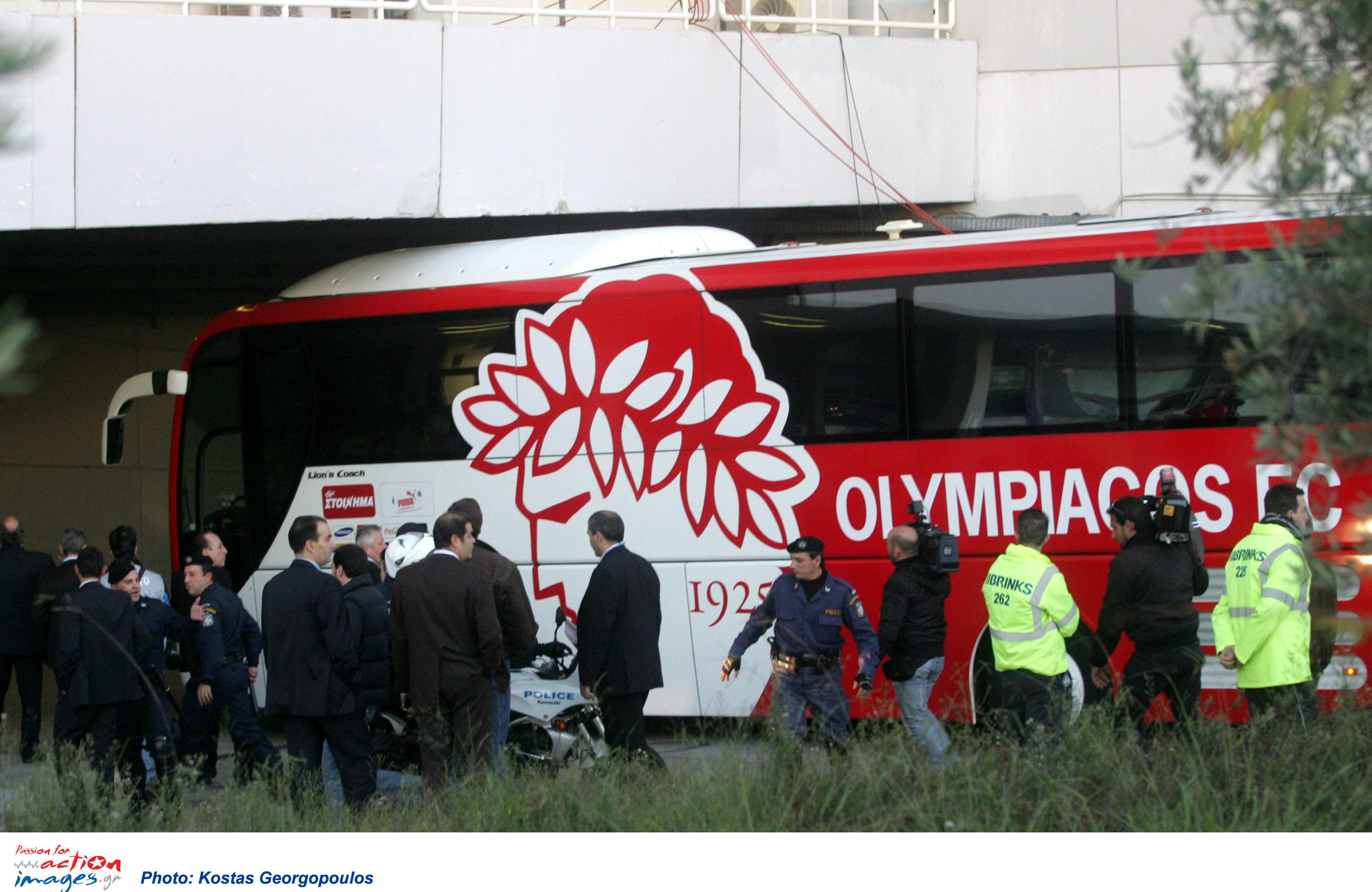Επίθεση στο πούλμαν του Ολυμπιακού