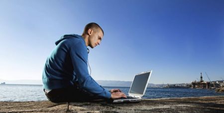 Κουπόνι για διαδίκτυο, tablet ή laptop σε 290.000 δικαιούχους του κοινωνικού μερίσματος