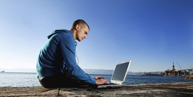 Κουπόνι για διαδίκτυο, tablet ή laptop σε 290.000 δικαιούχους του κοινωνικού μερίσματος