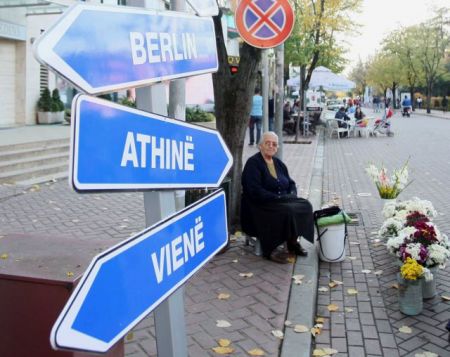 Ελληνες και Αλβανοί: τόσο κοντά, μα τόσο μακριά