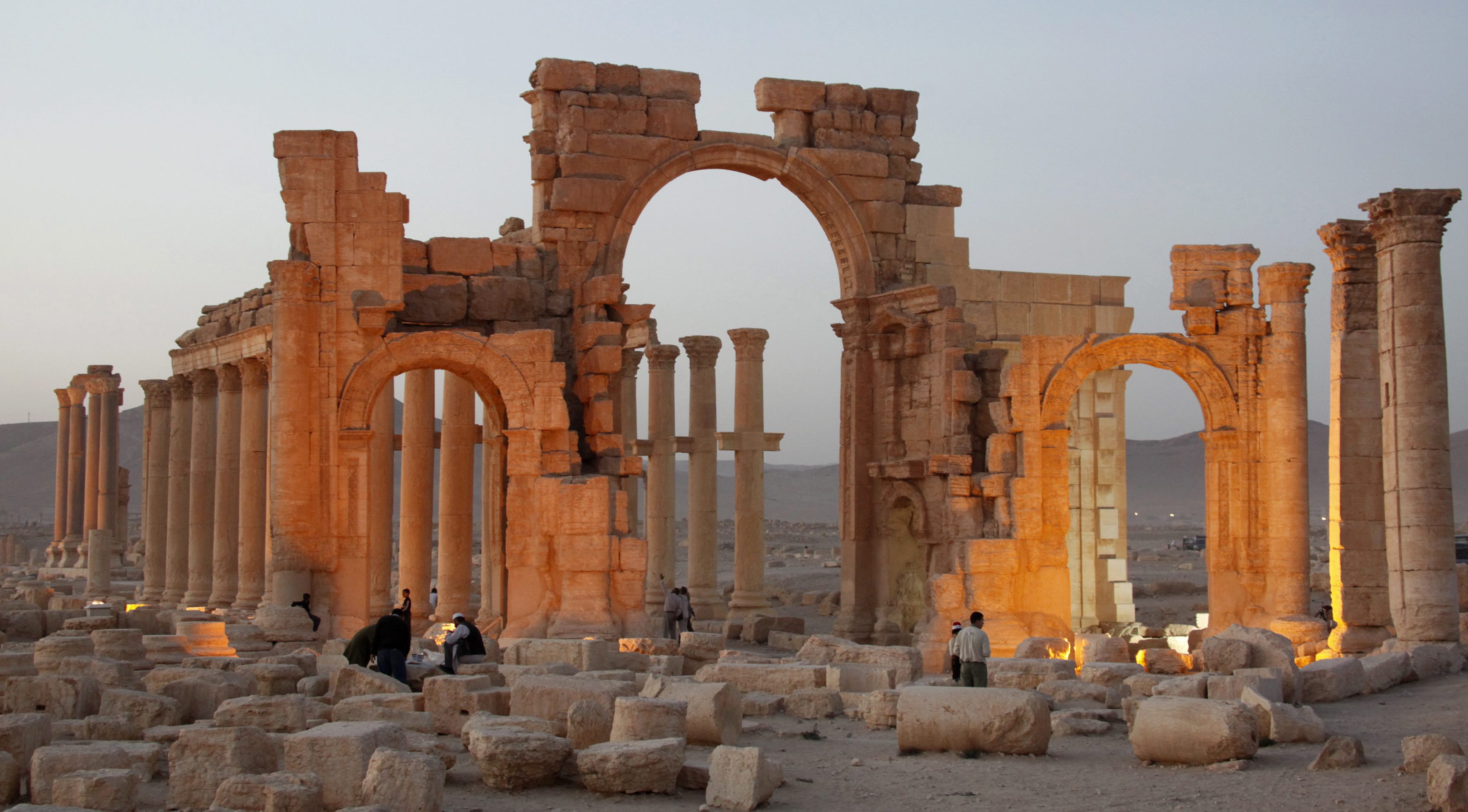 Η ISIS «έδεσε ομήρους σε κίονες της Παλμύρας πριν τους ανατινάξει»