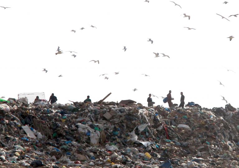 Θολό τοπίο στο ΧΥΤΑ με απόβλητα-προϊόντα προς καταστροφή | tovima.gr